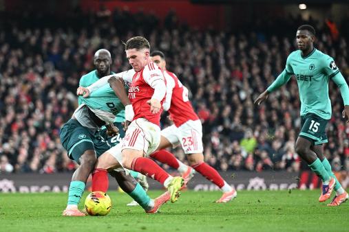 ئارسىنال 2-1 بۆرە كوماندىسى